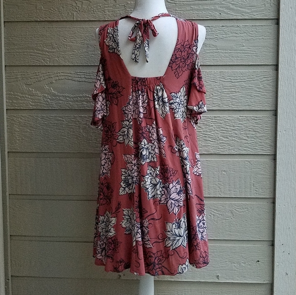 Others Follow Jolene Flutter sleeve cold shoulder - Picture 6 of 8